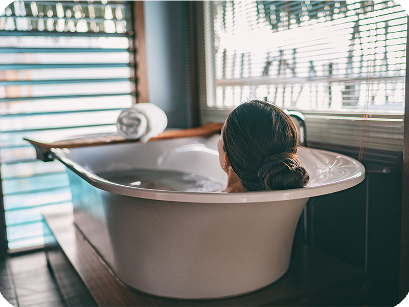 Frau in Badewanne.