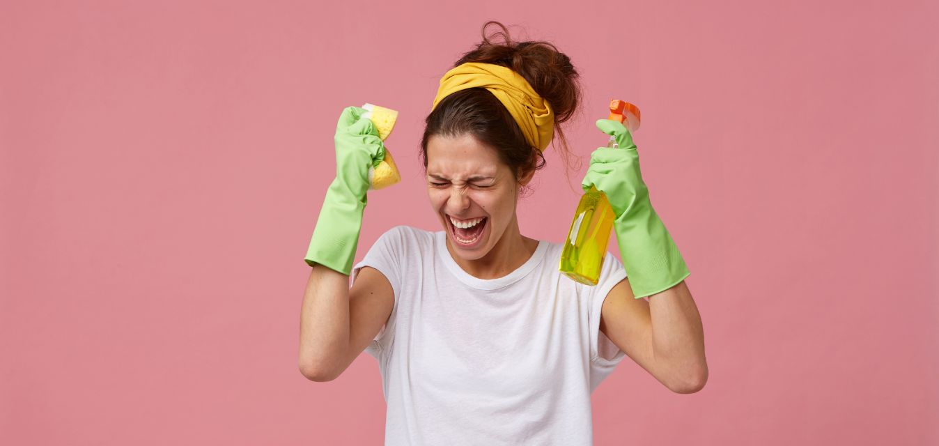 Glückliche Frau mit Reinigungsutensilien