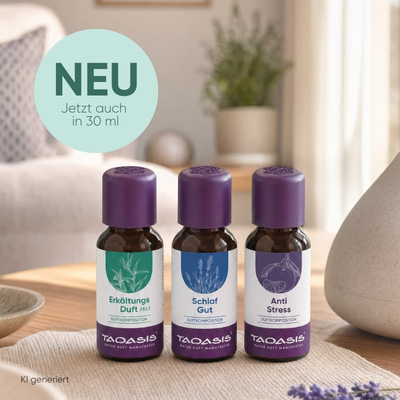 Drei TAOASIS Duftkompositionen in 30-ml-Fläschchen – Erkältungsduft Mild, Schlaf Gut und Anti Stress – auf einem Holztisch vor heller, wohnlicher Kulisse.