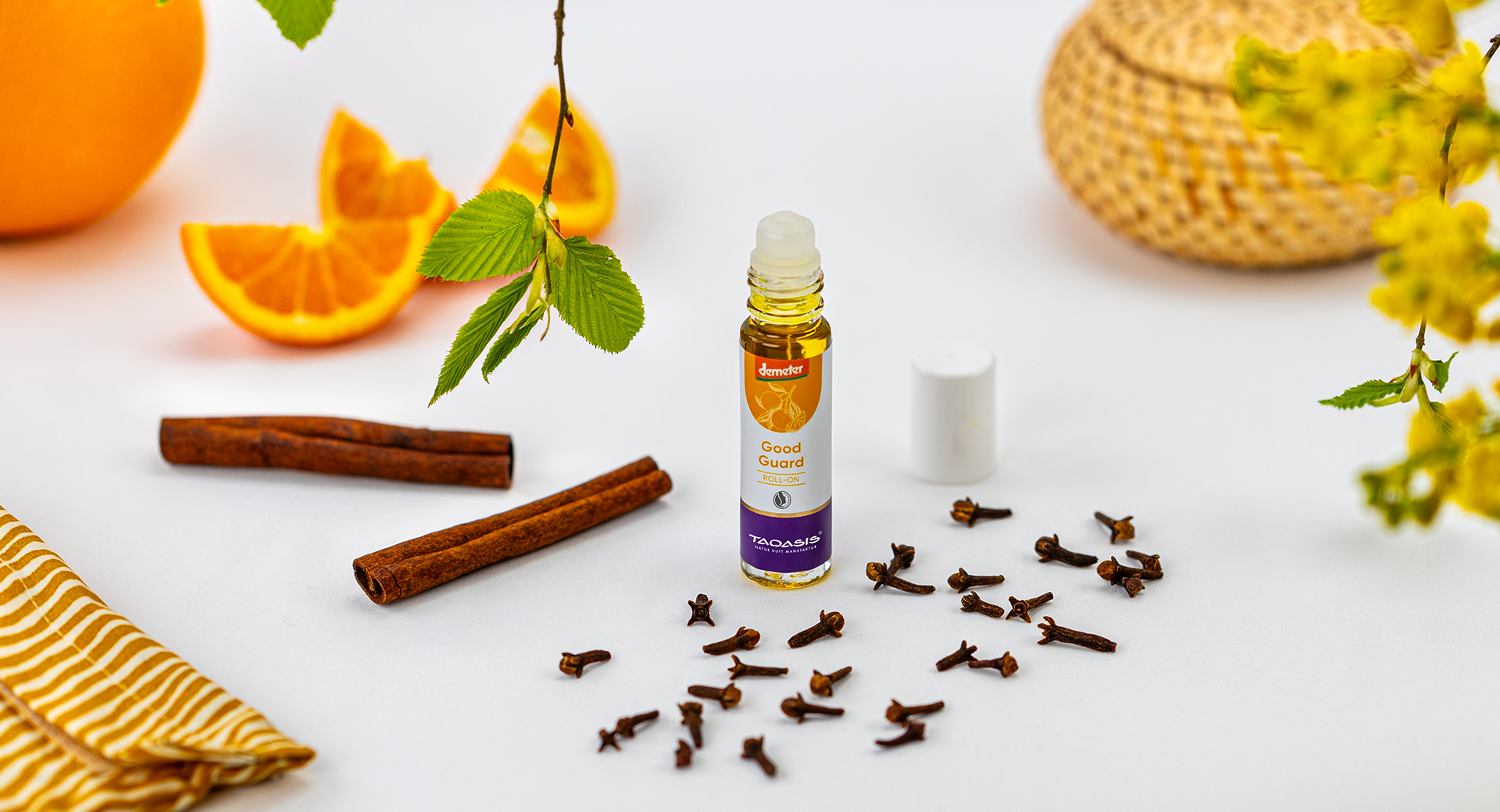 TAOASIS Good Guard Roll-on dekoriert mit Orange, Zimtstangen, Tannenzweigen und festlicher Weihnachtsdeko