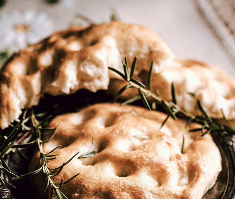 Frisch gebackene Focaccia mit Rosmarin.