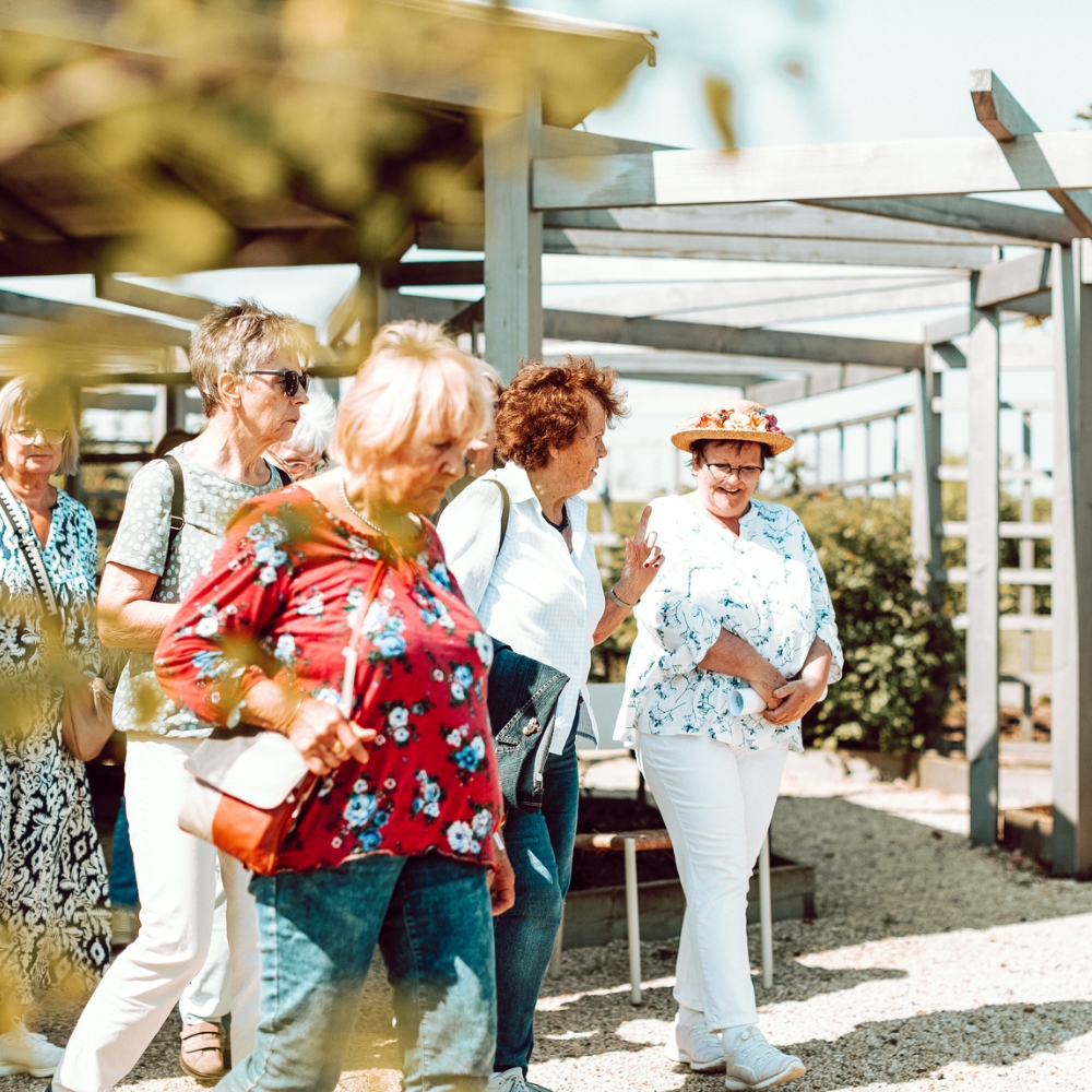 Frauen gehen durch den Duftgarten 