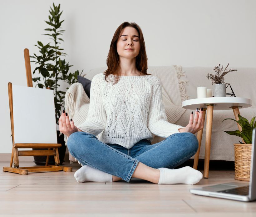 Frau sitztend im Wohnzimmer