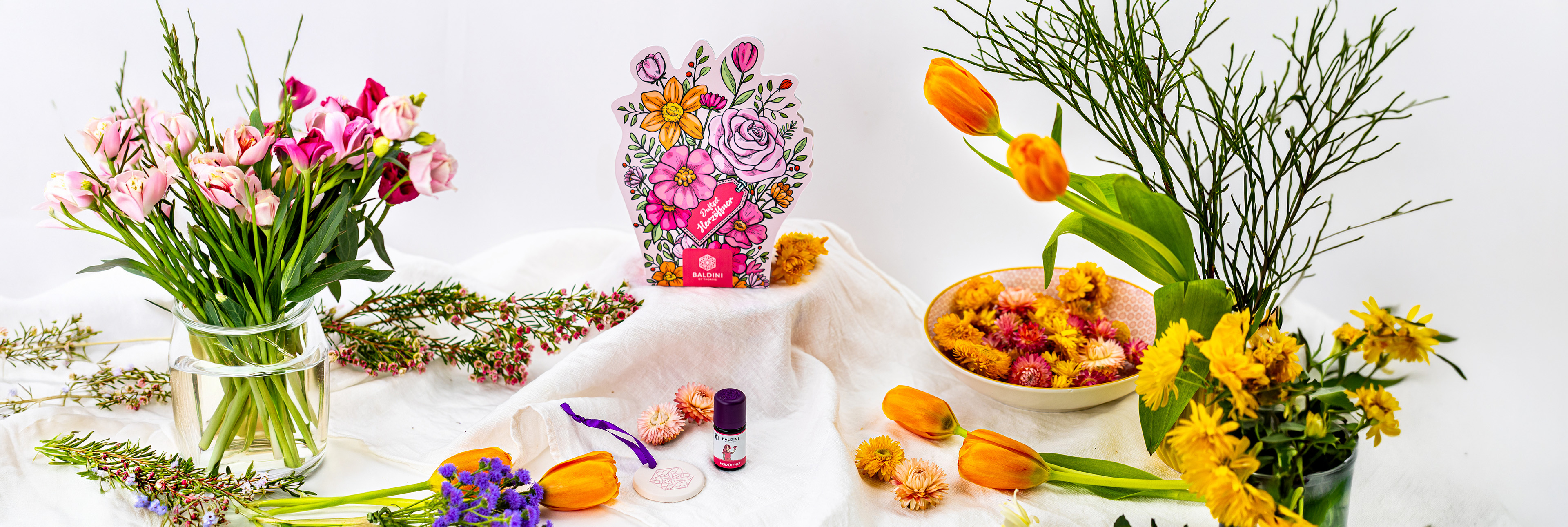 Herzöffner Duftset mit Duftkomposition und Duftanhänger mit frühlingshafter Dekoration.