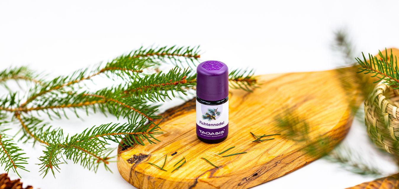Fichtennadelöl auf einem Holztablett mit Zweigen