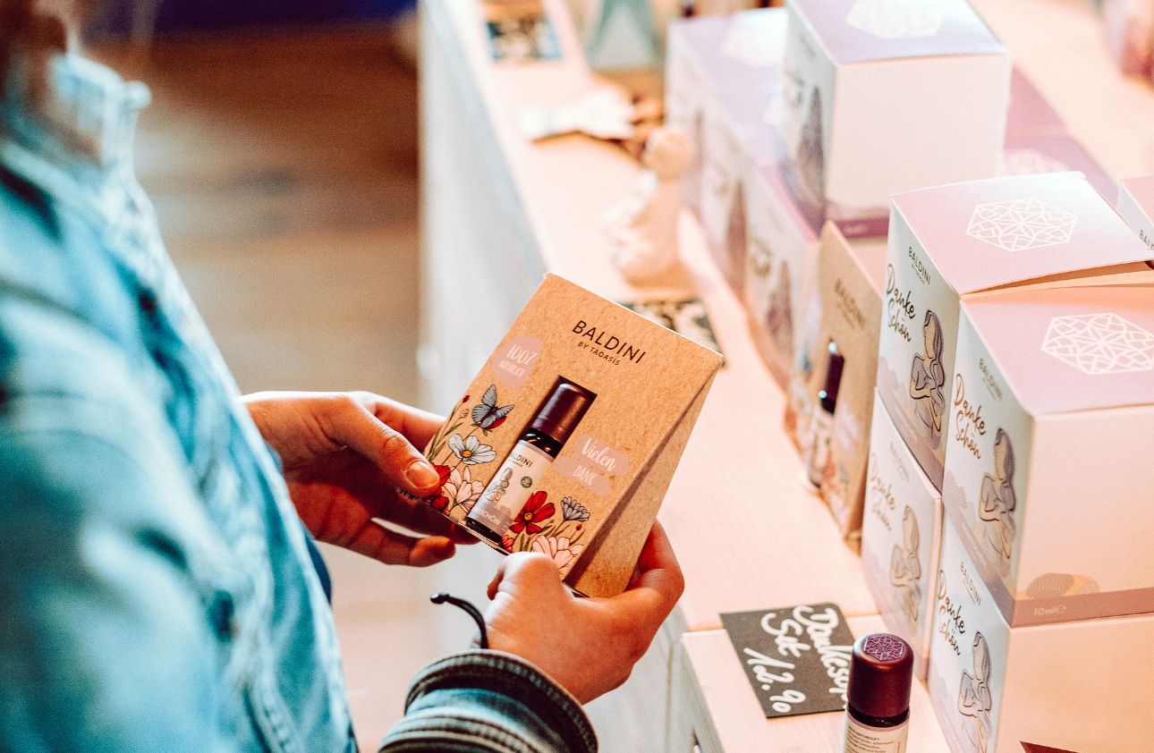 Frau, die das Baldini DUftset Dankeschön in der Hand hält