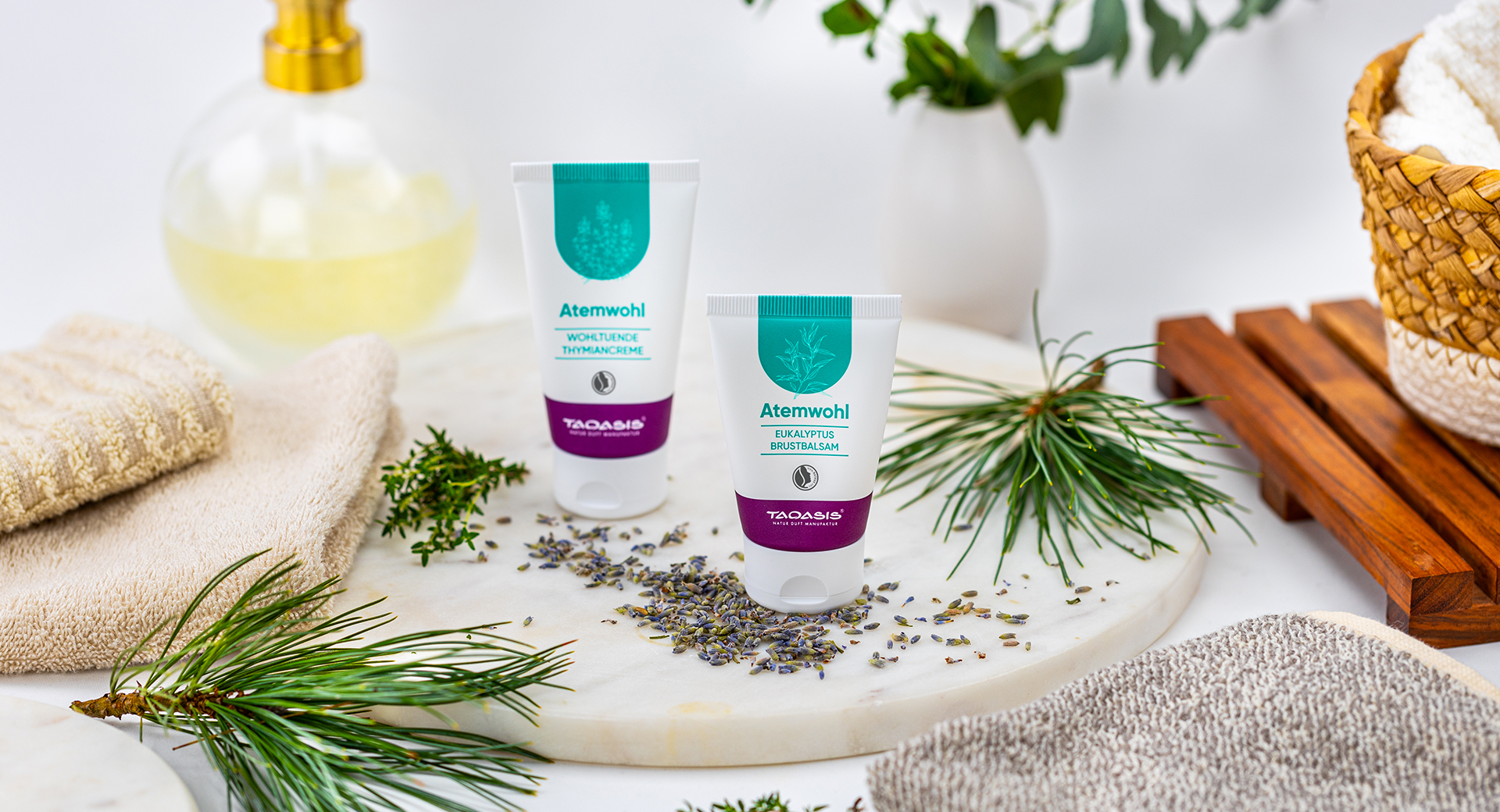 TAOASIS Atemwohl Thymiancreme mit Verpackung in ruhiger Badezimmerumgebung.