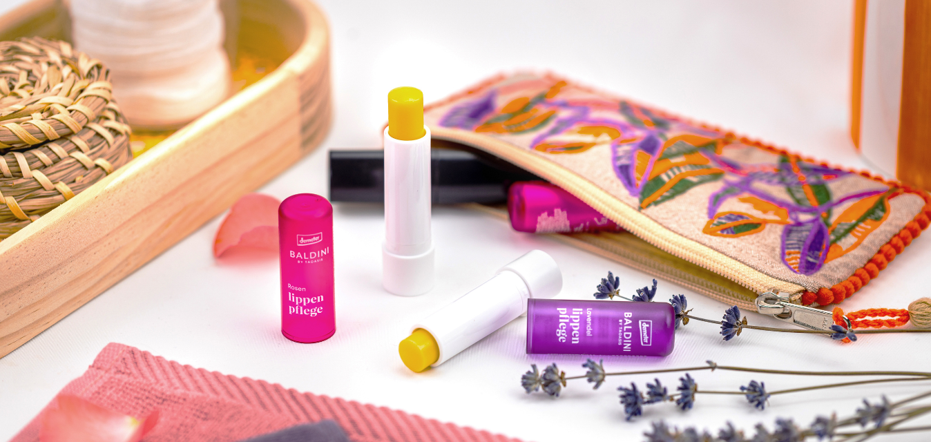 Baldini Lippenpflegestifte mit Lavendel und Kosmetikdekoration.