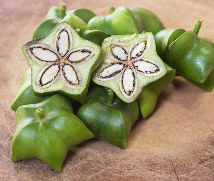 Aufgeschnittene Sacha-Inchi-Frucht mit sternförmig angeordneten Samen.