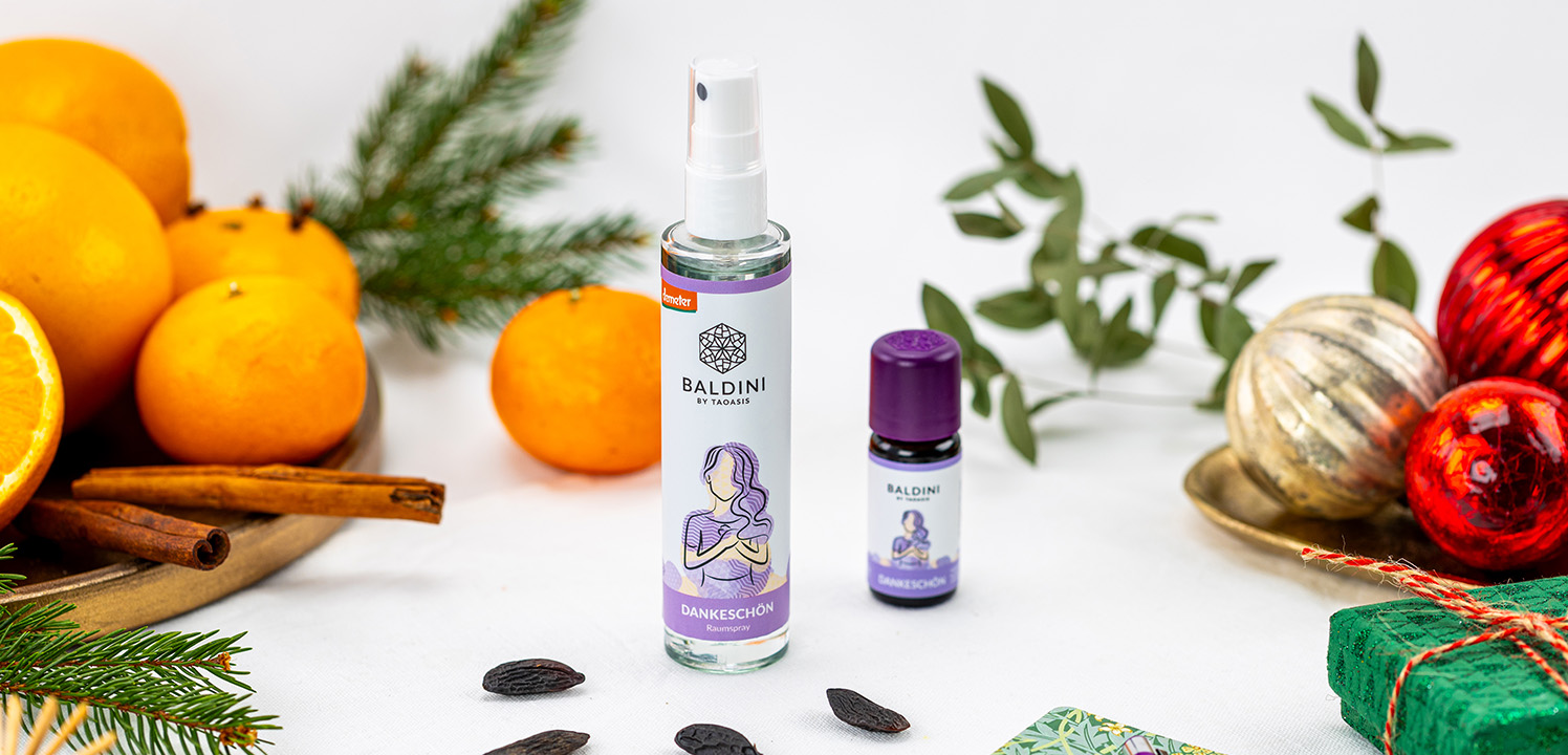 Baldini Dankeschön Raumspray mit Duftkomposition , dekoriert mit Orangen, Zimt und Tannenzweigen.