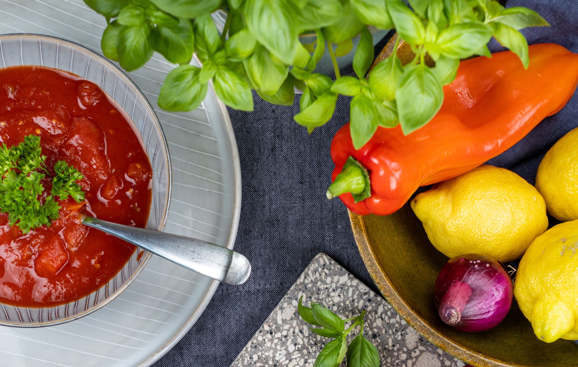 Gazpacho mit frischen Zutaten wie Paprika, Zitrone und Basilikum
