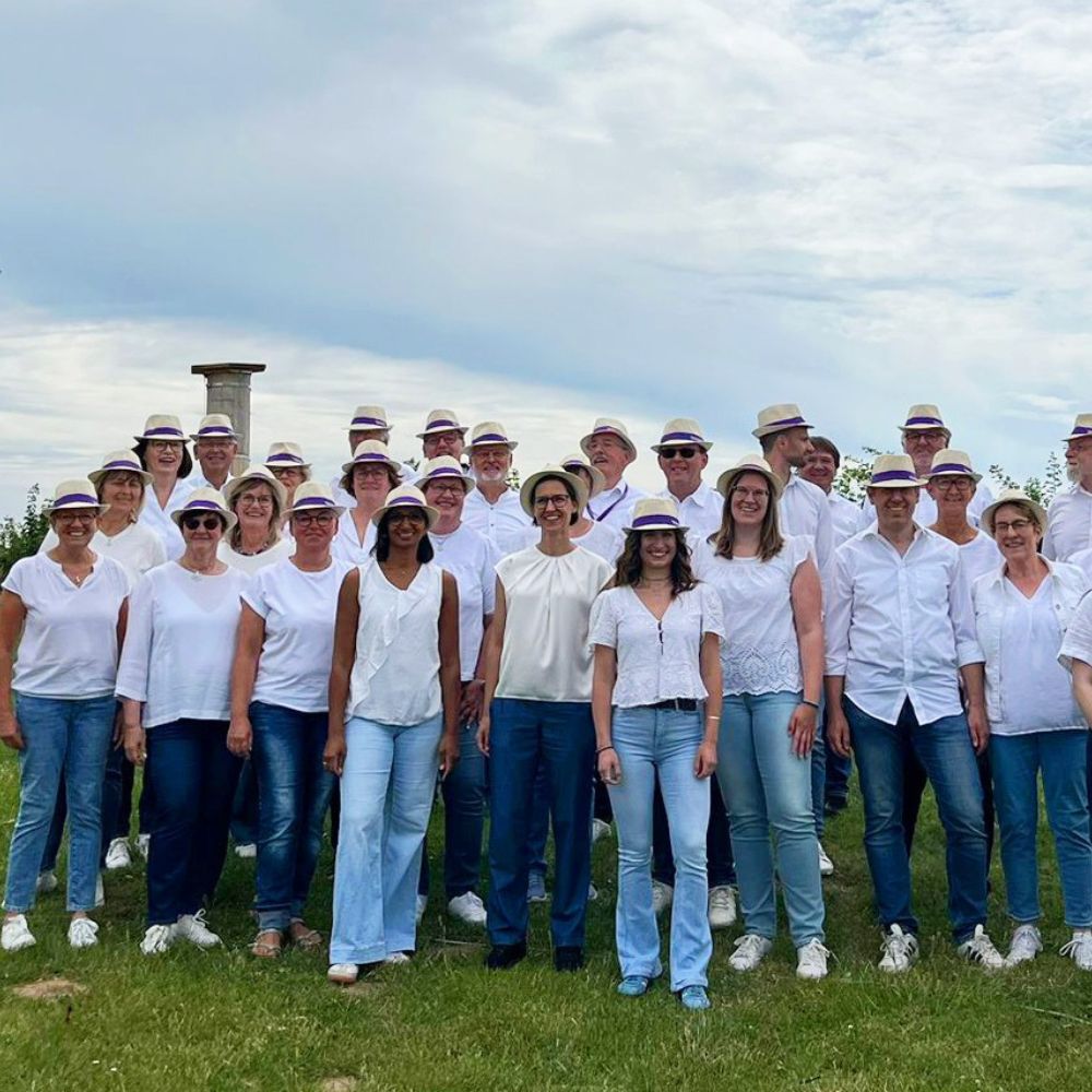 Personengruppe vor Gebäudewand 