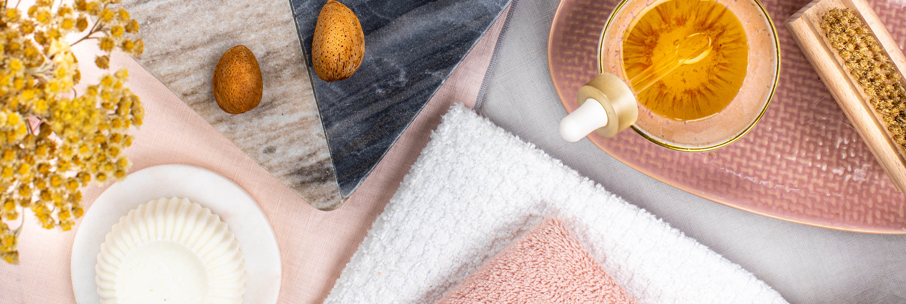 Zutaten für Anti-Cellulite-Öl mit Mandeln und Pflegeutensilien
