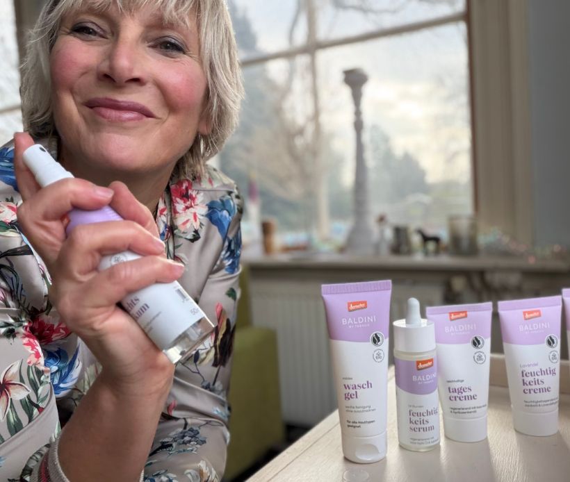 Frau mit der Baldini Lavendelserie