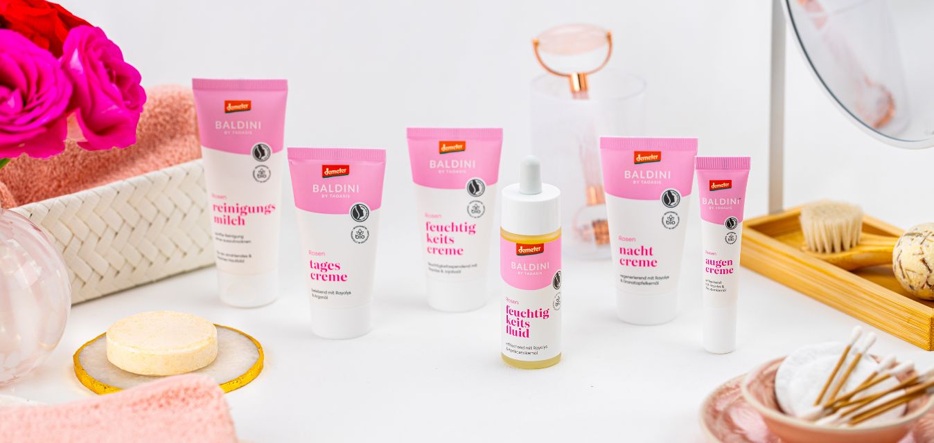 Rose-Naturkosmetikserie mit Make-Up Utensilien