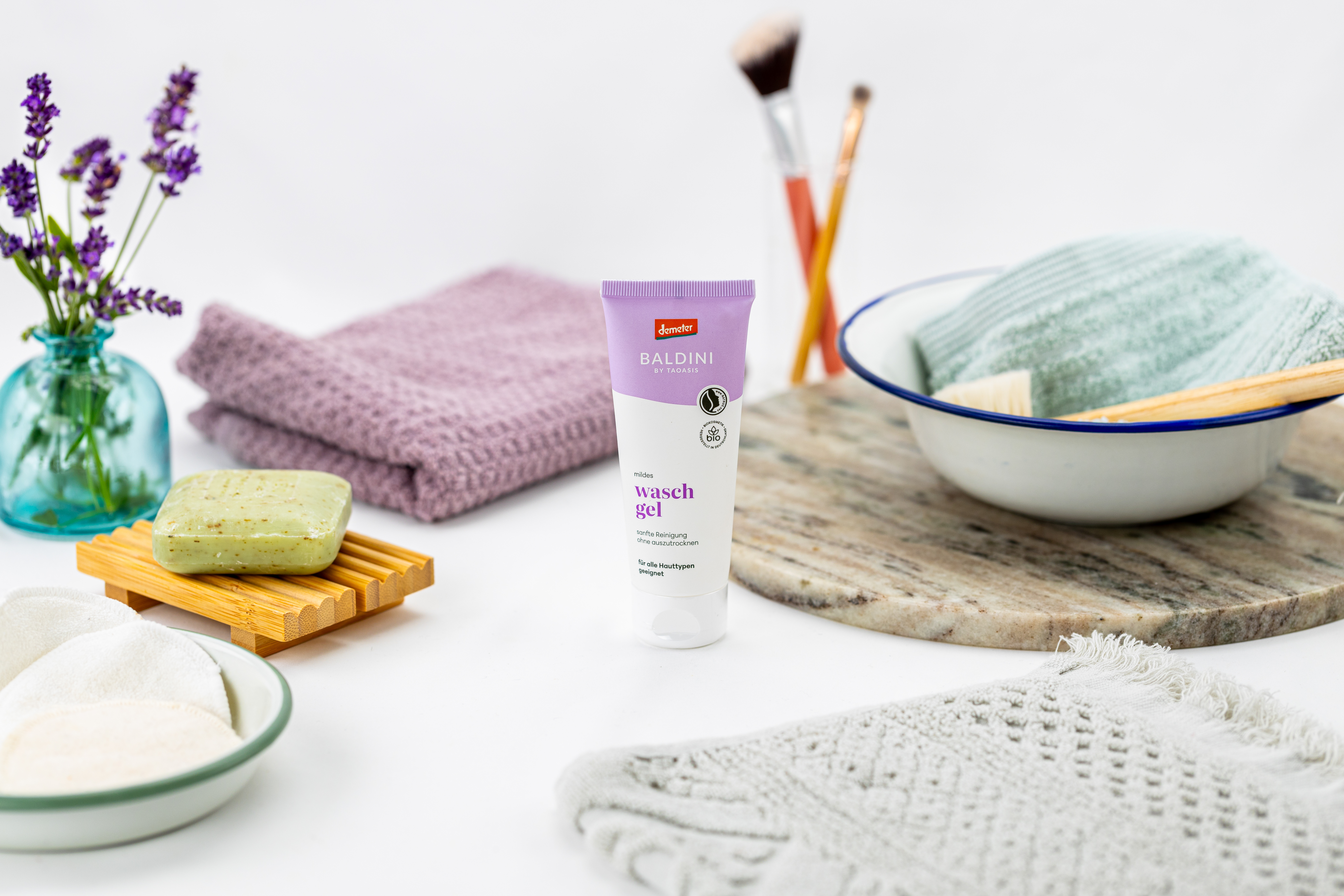 Baldini Naturkosmetik Waschgel mit Pflegeaccessoires im Badezimmer