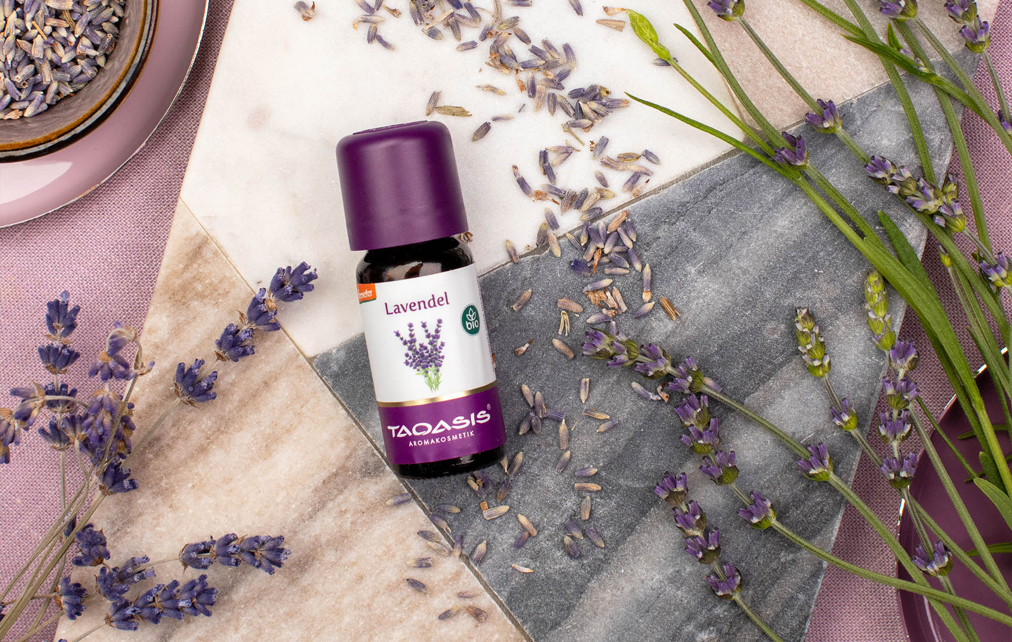 TAOASIS Lavendelöl zwischen frischem und getrocknetem Lavendel
