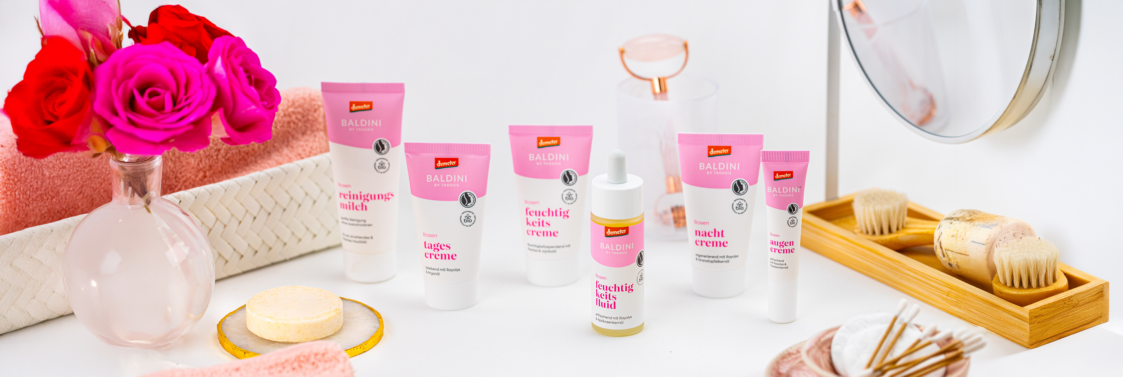 Rosenserie mit Kosmetikutensilien