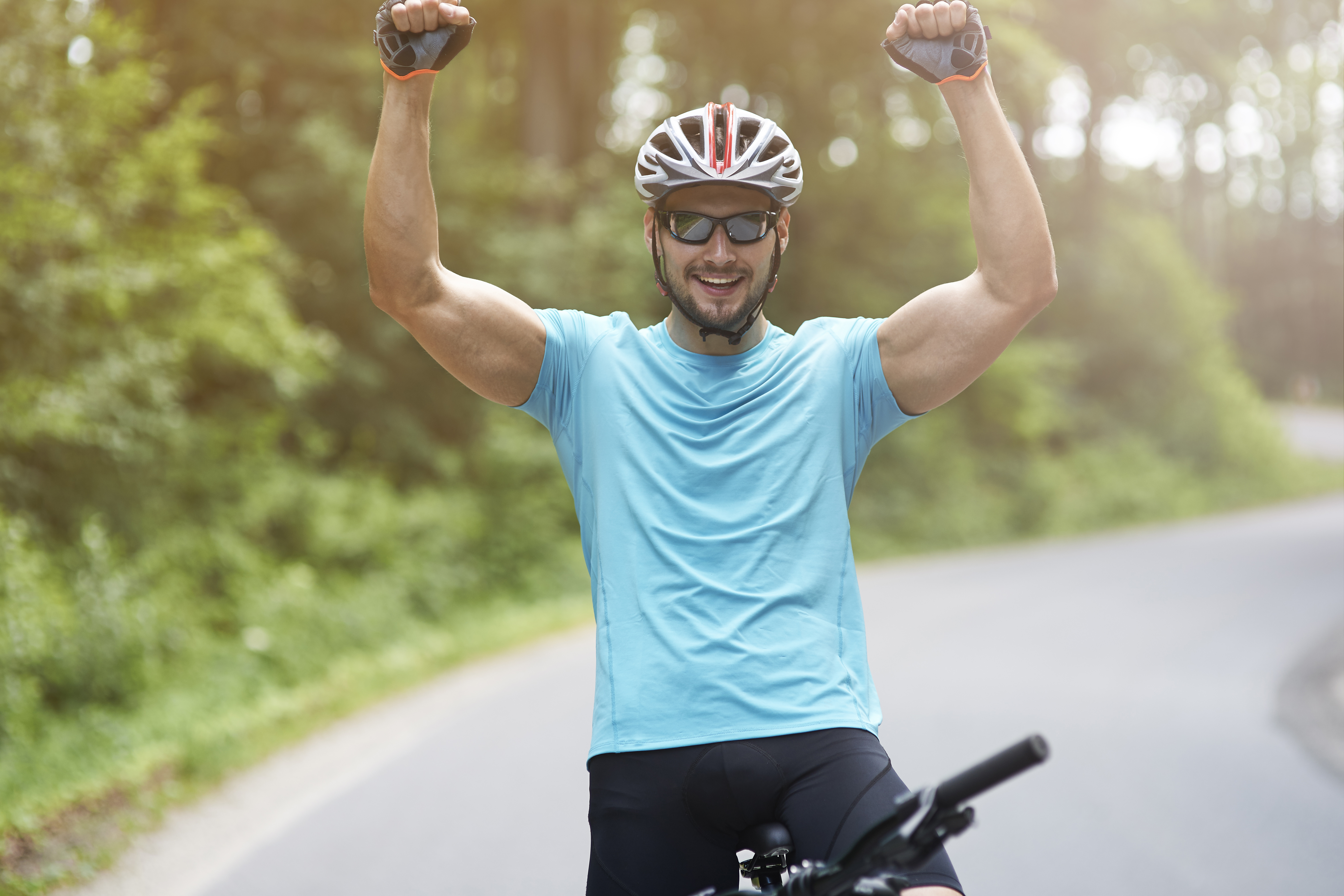 Mann mit Sportshirt und Fahrradhelm.