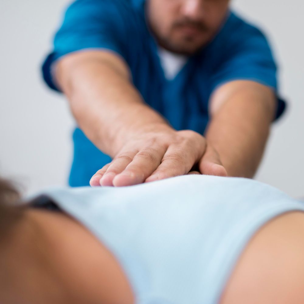 Mann massiert Frau Rücken.