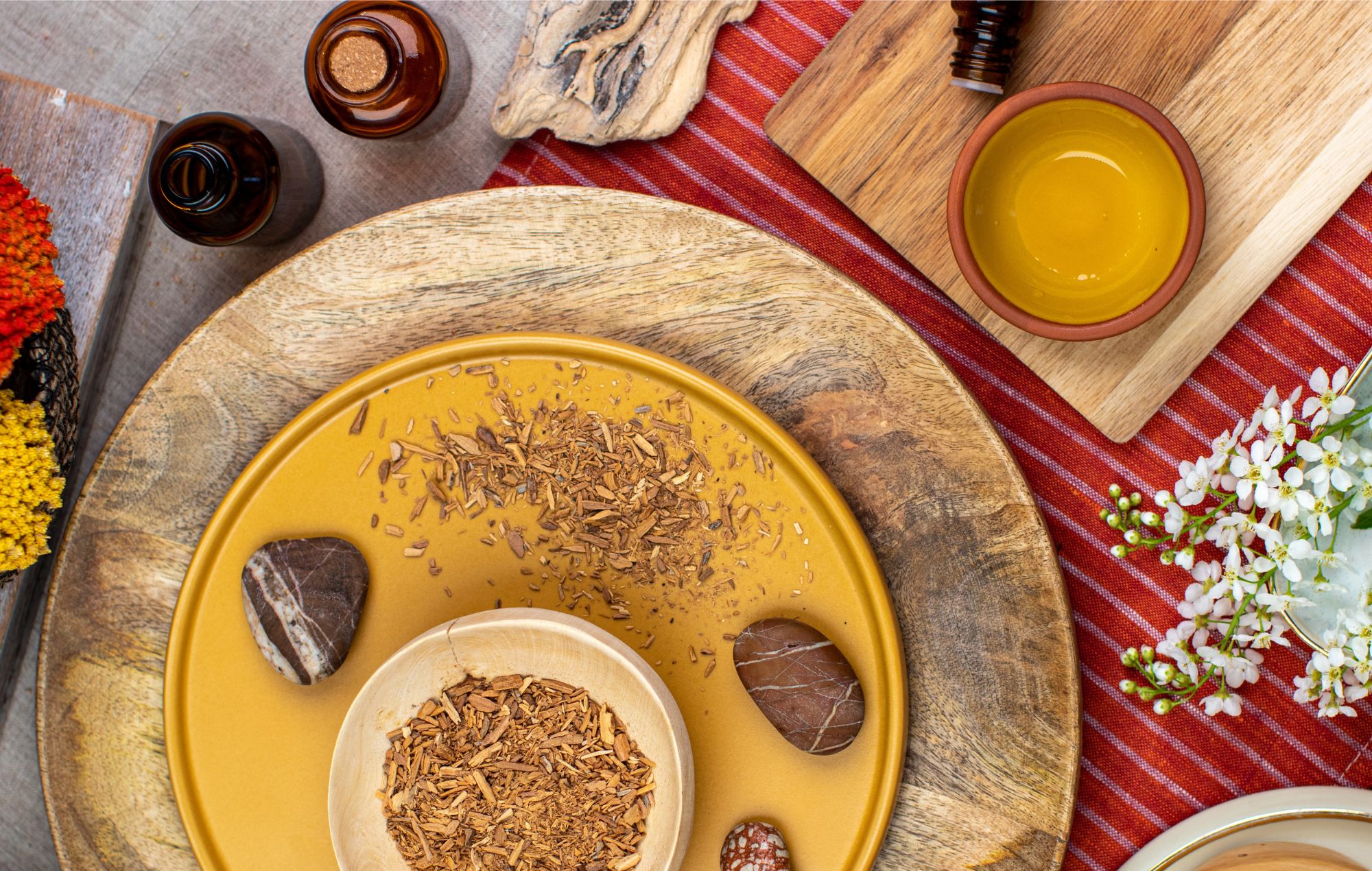 Holzschale mit Sandelholz und dekorativen Naturmaterialien