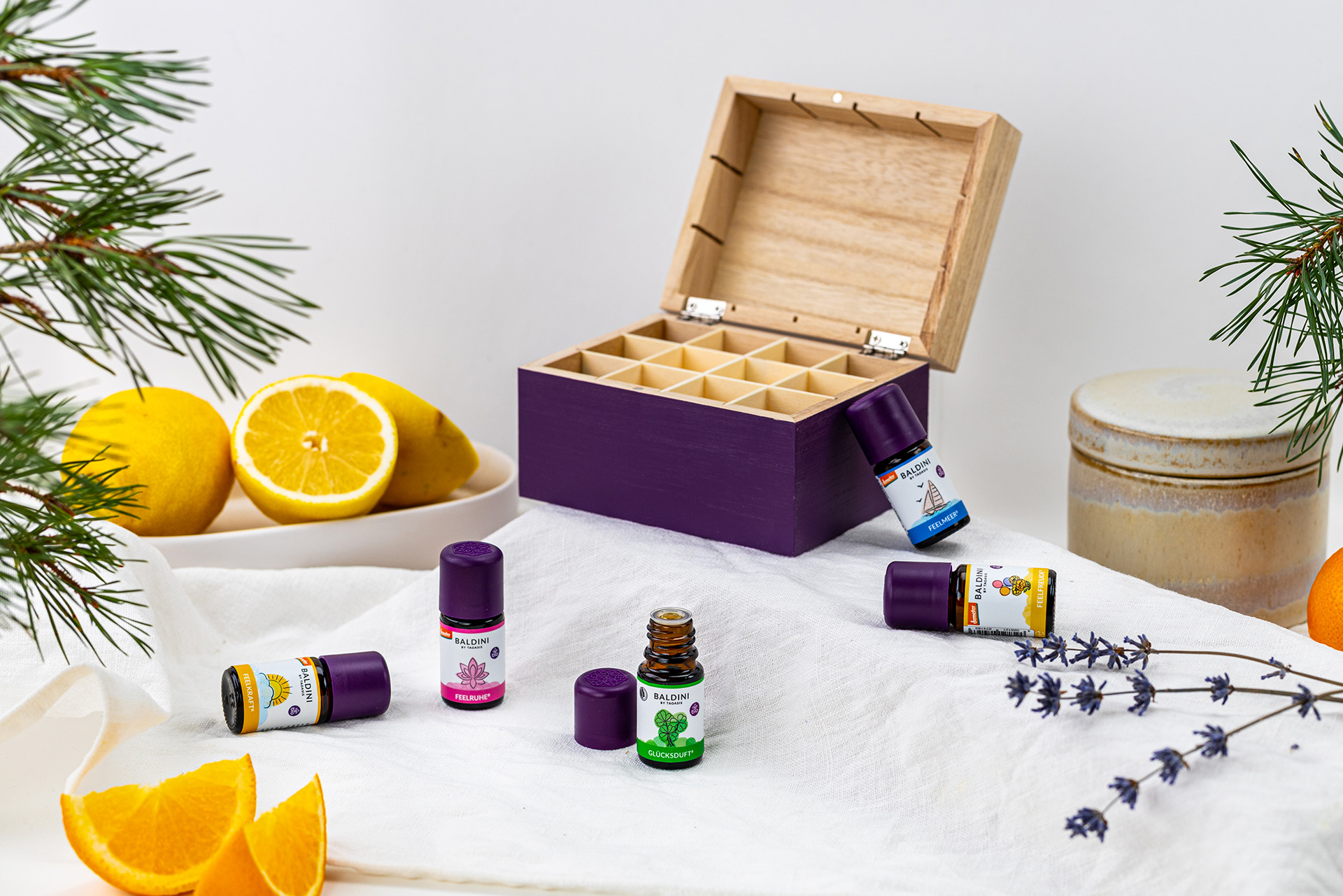 Wohlfühl-Set mit fpnft Duftkompositionen und einem Holzcase.