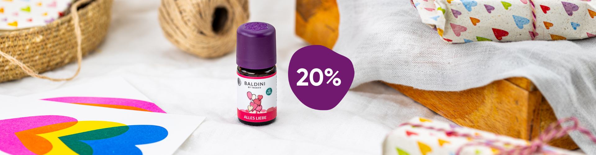 Alles Liebe Duftkomposition vor Geschenken und Garn. 20% Rabatt Flatschen in lila und eine Herzenkarte sind zu sehen.