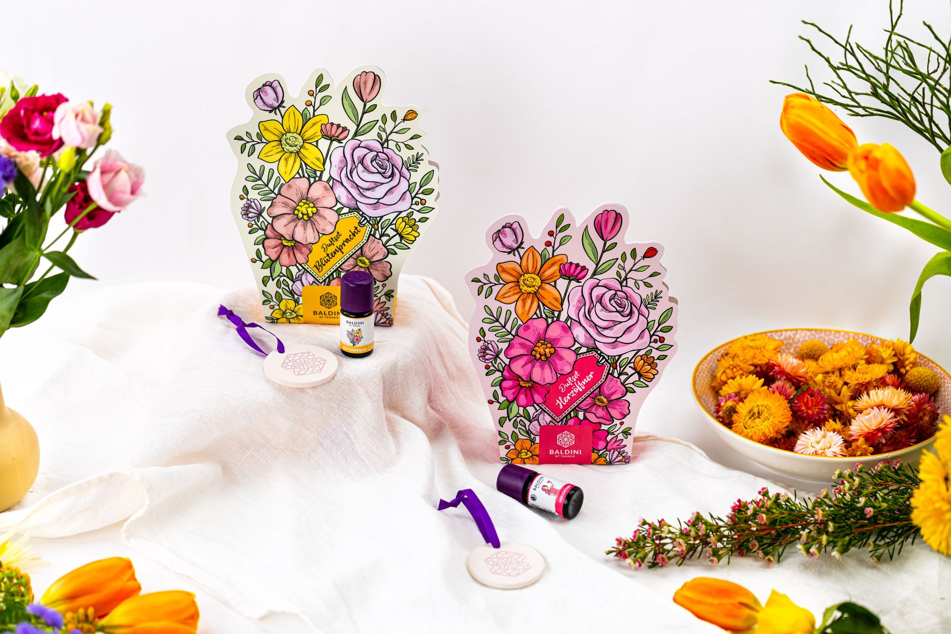 Blumenstraußduftsets mit Duftkomposition, Duftsteinanhänger, Verpackung und Blumendeko. 