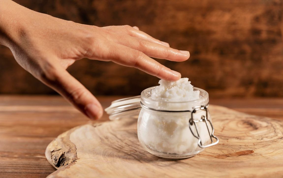 Creme ein einem Glasgefäß und eine Hand 