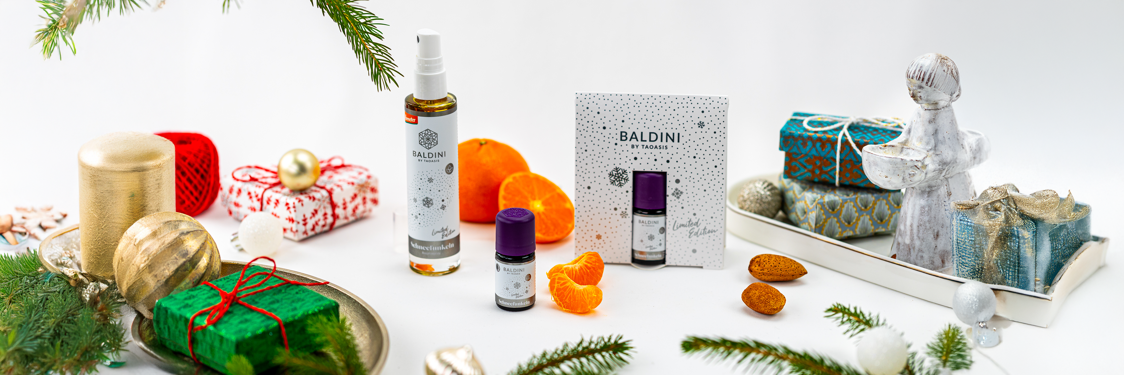 Schneefunkeln Serie mit Duftset, Raumspray, Duftkomposition und winterlicher Dekoration.