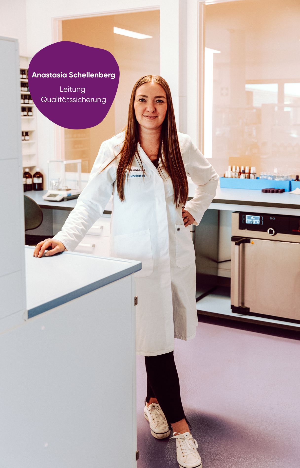 Foto von unserer QS-Leitung im Labor