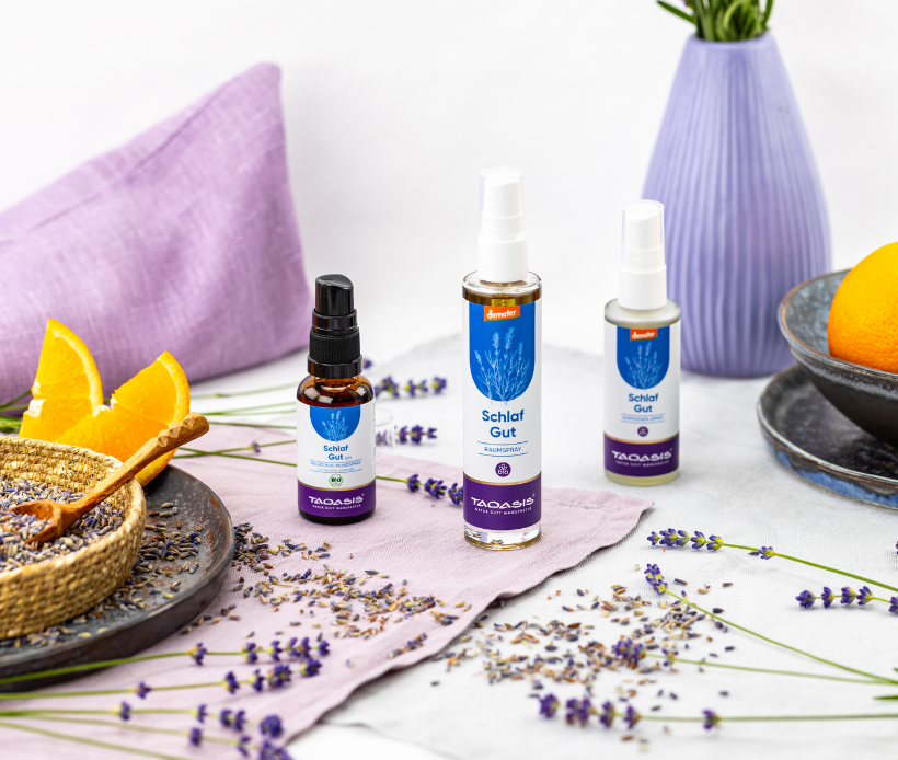 Schlaf Gut Raumspray_Melantonin Spray und Kopfkissenspray Lavendel in entspannender Wellness-Szene.