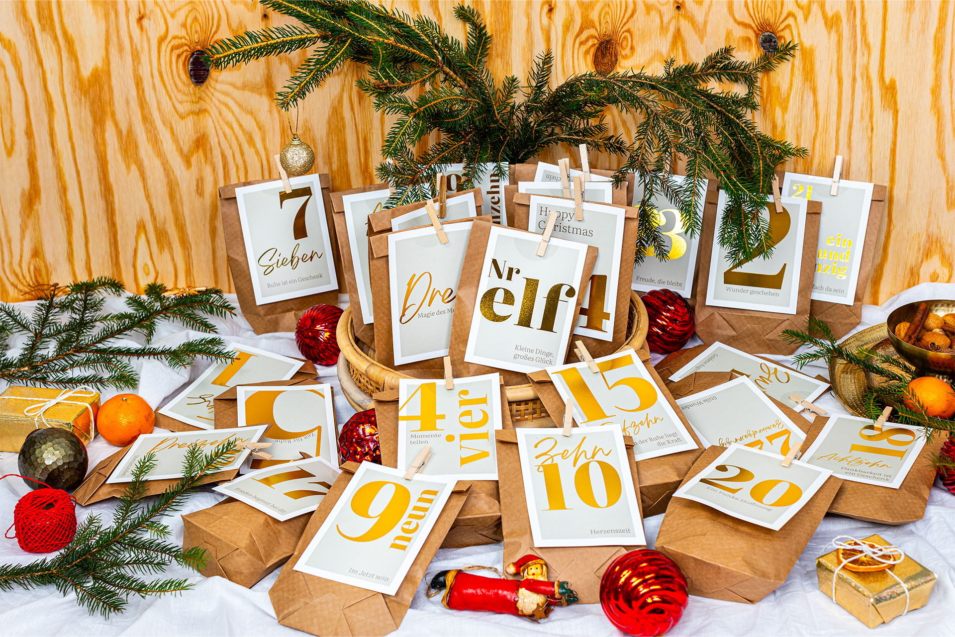 Adventskalender mit weihnachtlicher Deko