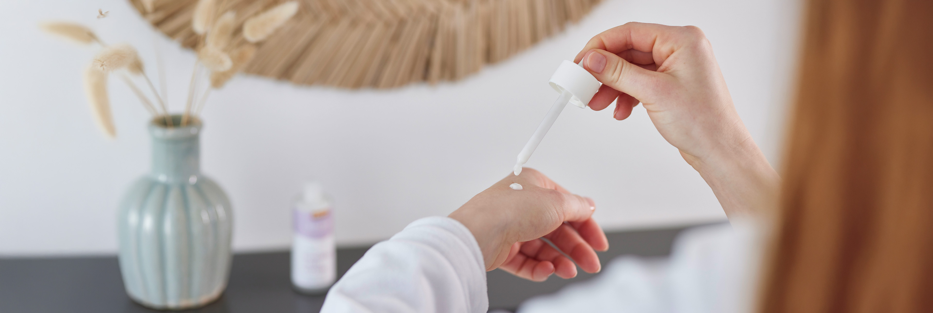 Serum wird auf den Handrücken aufgetragen