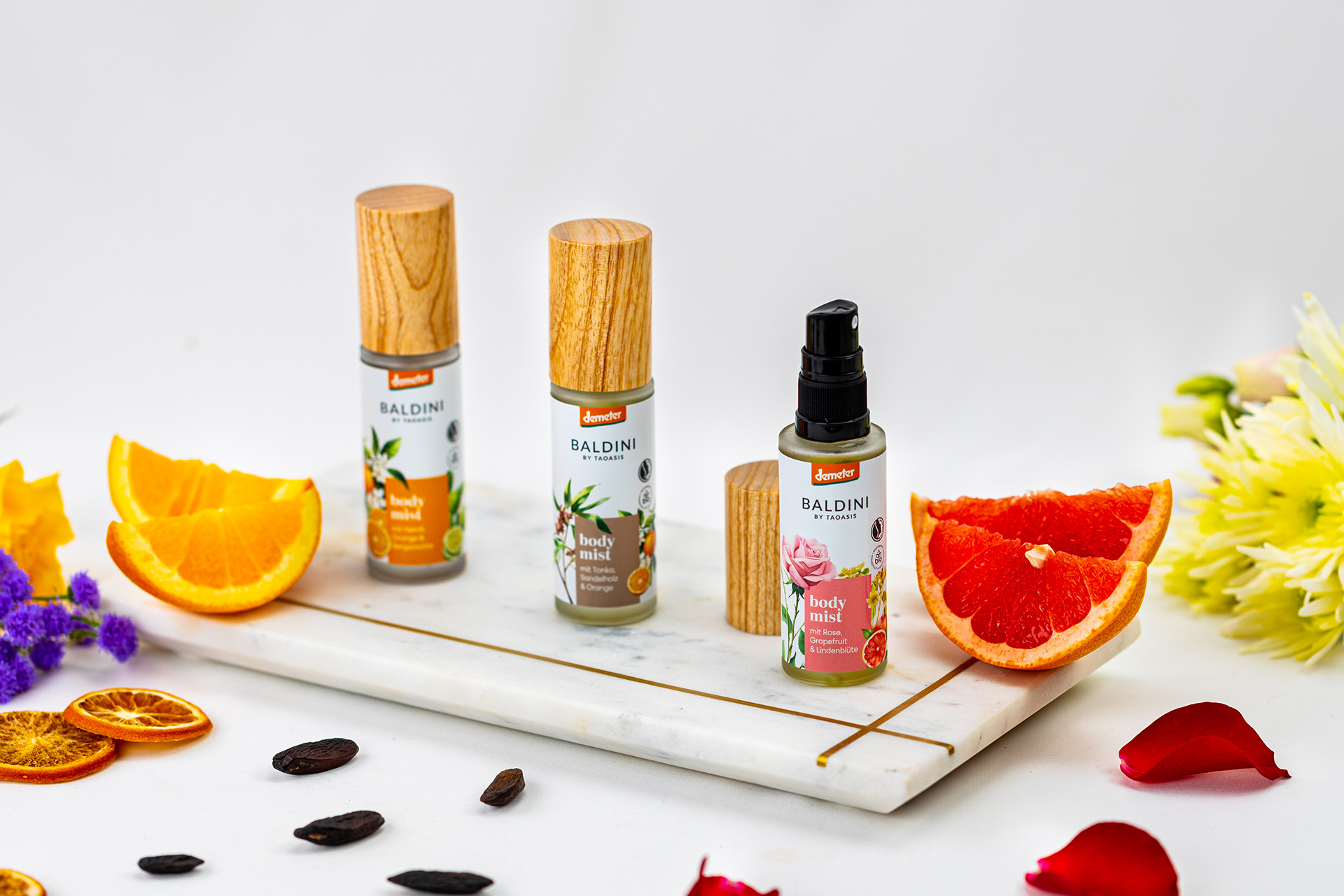 Baldini Bodymists vor frühlingshaften Hintergrund.