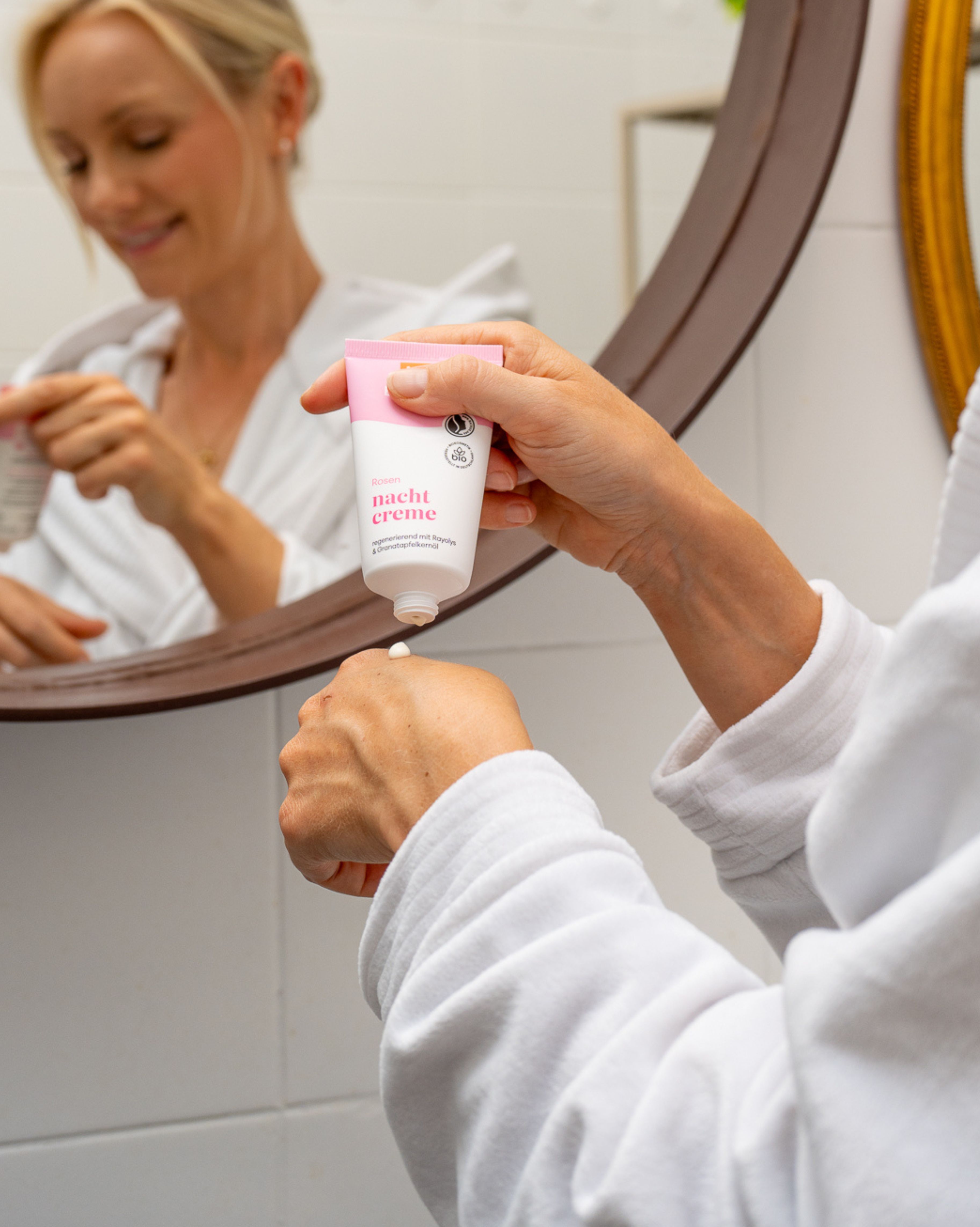 Frau trägt die Baldini Nachtcreme Rose auf die Hand auf. 