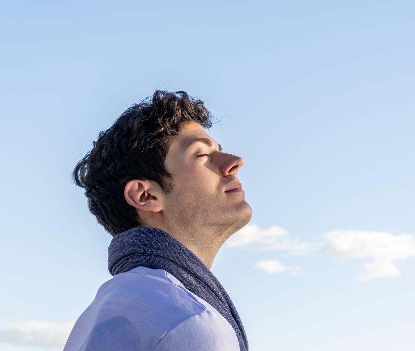 Mann genießt die Sonne.