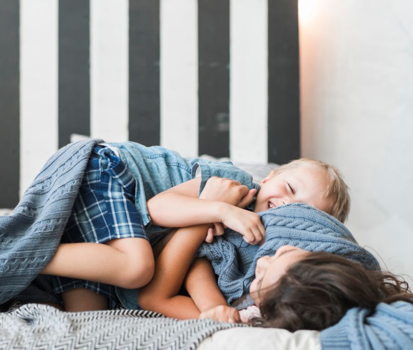 Spielend Kinder im Bett