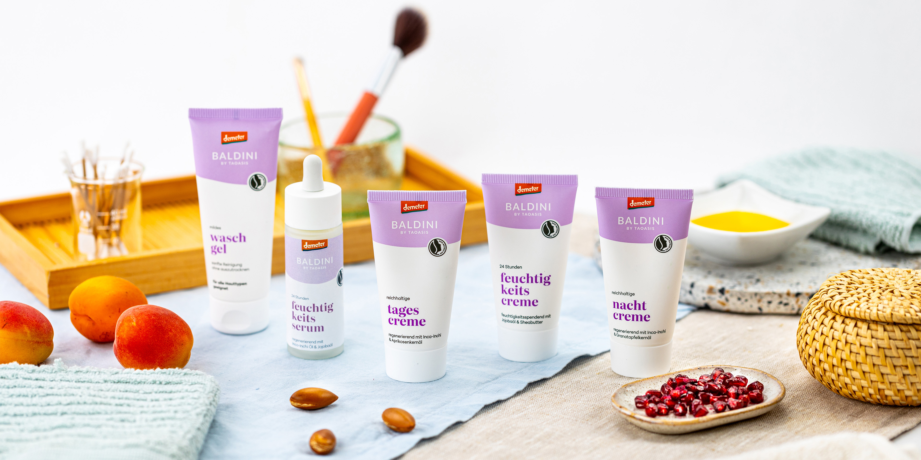 Baldini Gesichtspflege-Produkte für Sensitive Haut mit Waschgel, Serum, Tages-, Feuchtigkeits- und Nachtcreme in heller Pflegeszene.