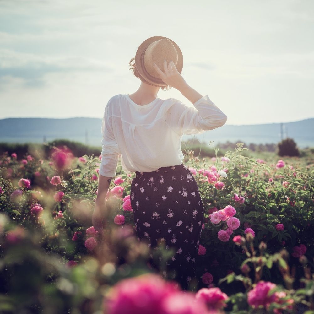 Frau im Rosenfeld