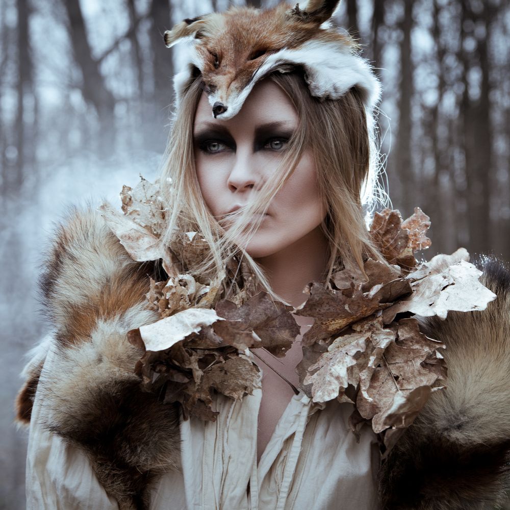 Frau mit Blättern und einem Pelz. Sieht einem Fuchs ähnlich.